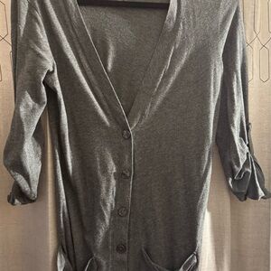 Old Navy Women’s Gray V-Neck Button down top